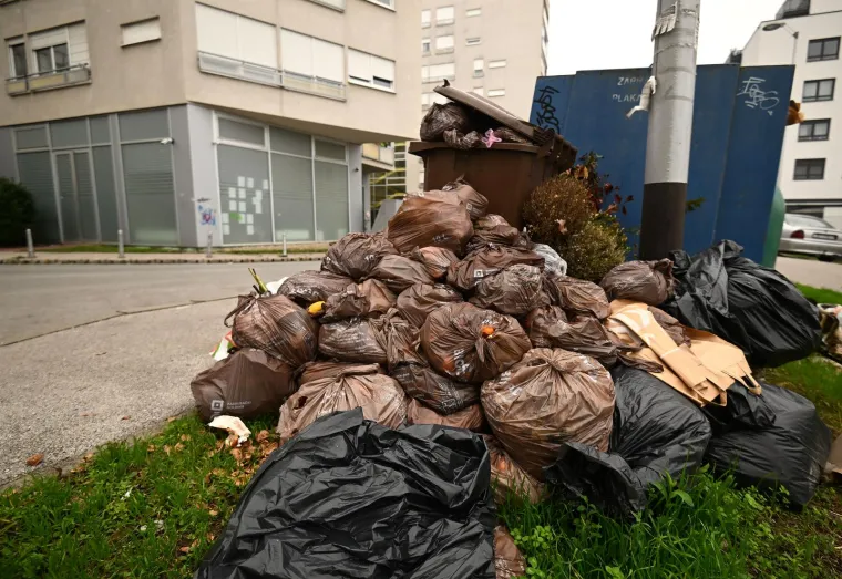 Građani tri tjedna gledali kako im se ispod prozora nakuplja biootpad, sumnjamo da ih je odgovor djelatnika Čistoće utješio