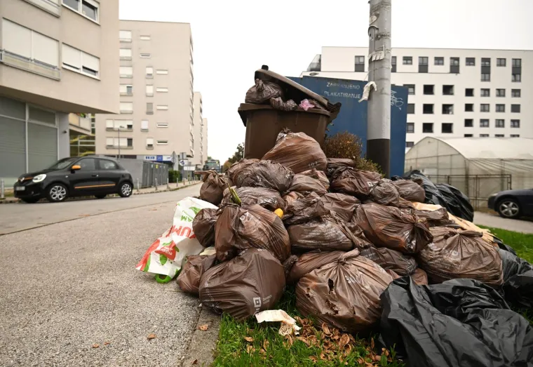 Građani tri tjedna gledali kako im se ispod prozora nakuplja biootpad, sumnjamo da ih je odgovor djelatnika Čistoće utješio