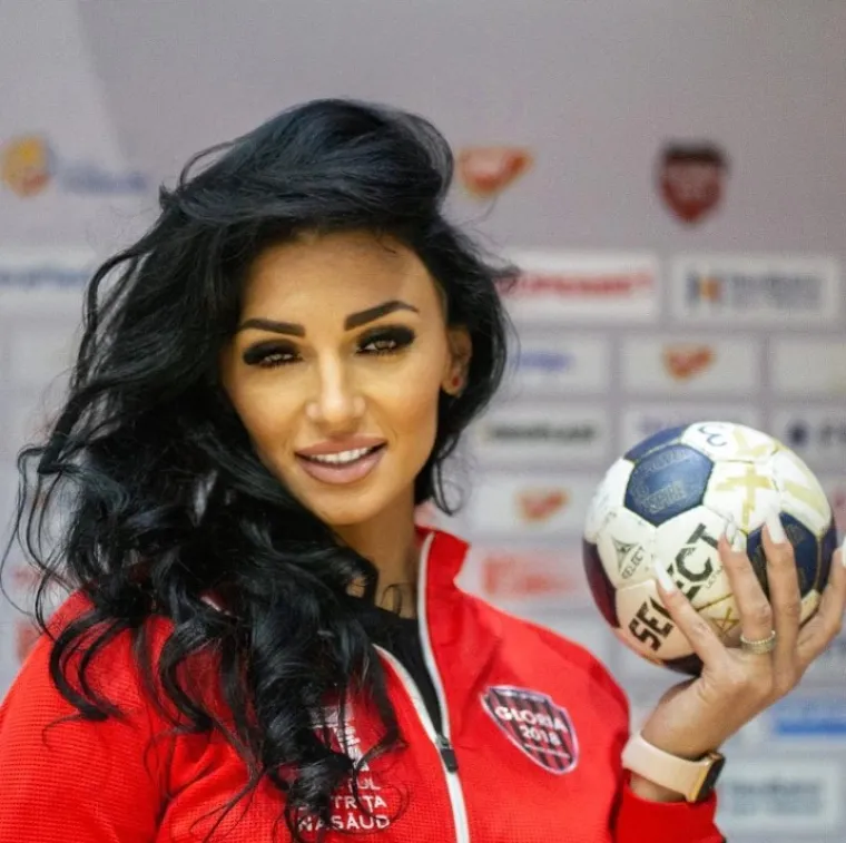 Može li ona pomoći Kaubojima? Ona je najzgodnija rukometna trenerica na svijetu, a Instagram joj gori od vrućih slika