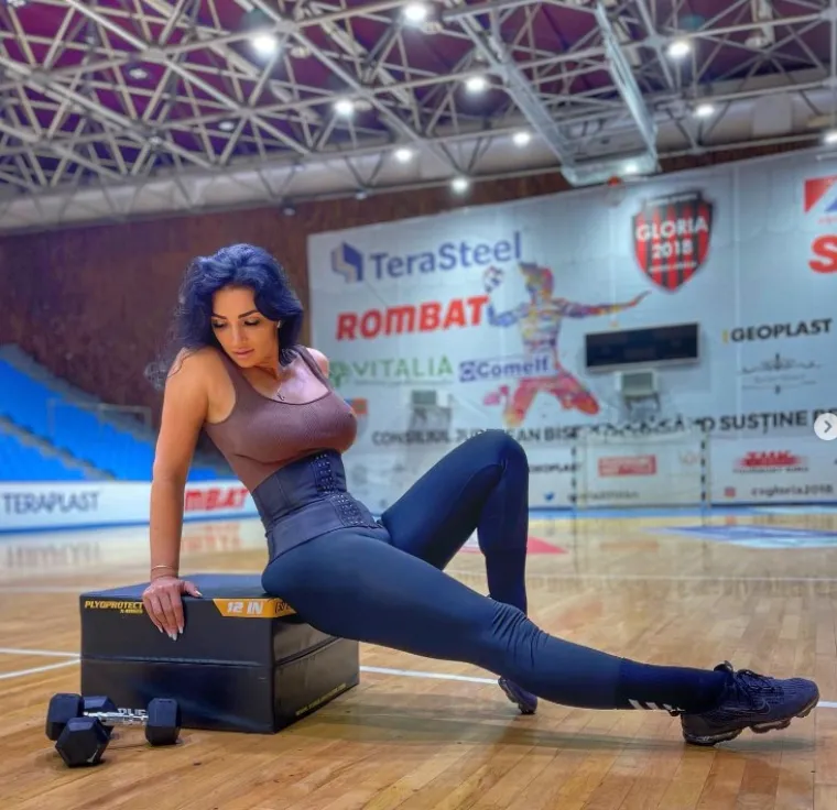 Može li ona pomoći Kaubojima? Ona je najzgodnija rukometna trenerica na svijetu, a Instagram joj gori od vrućih slika