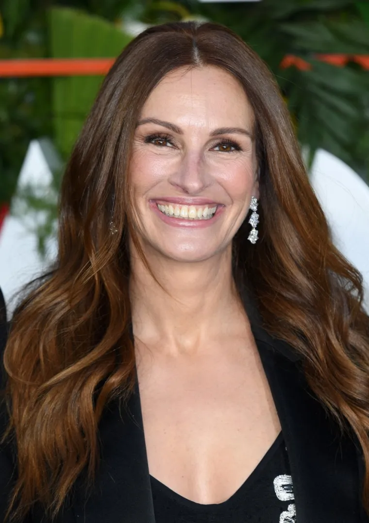 Julia Roberts prva je glumica koja je za jedan film zaradila čak 20 milijuna dolara. Uloga Erin Brockovich u biografskom filmu nastalom prema istinitom događaju, donijeli su joj osim Oscara i Zlatnog globusa i ravnopravan status s glumačkim kolegama. Do tada su sve ženske glumice bile potplaćene u odnosu na muške kolege, no Julia je svojim čvrstim stavom osigurala jednaku zaradu. Štoviše nije pustila samo svog agenta da je zastupa, već se i sama uključila u pregovore. Nakon toga, za svaki je idući film očekivala jednake honorare. 

