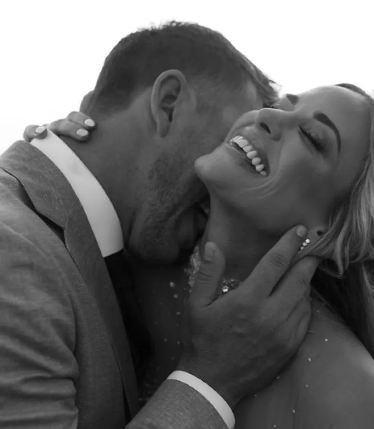 Kći sportske ikone skinula ba&scaron; sve sa sebe: Ostao tek slamnati &scaron;e&scaron;irić na glavi,a  leđa joj čuva 'partnerica u zločinu'