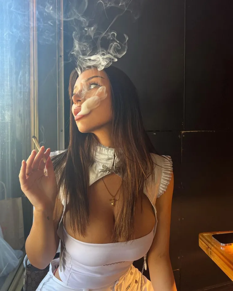 Tvrdi da su je satima držali na carini jer su mislili da je eskort dama