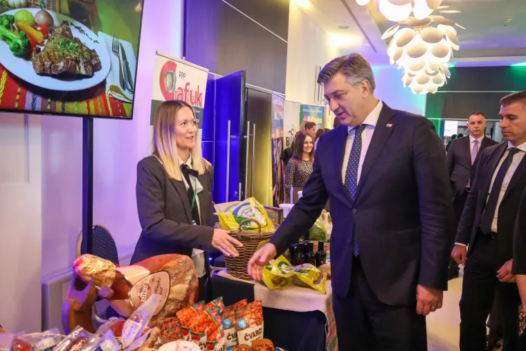 Plenković je baš uživao u degustaciji hrvatskog pršuta i kobasica