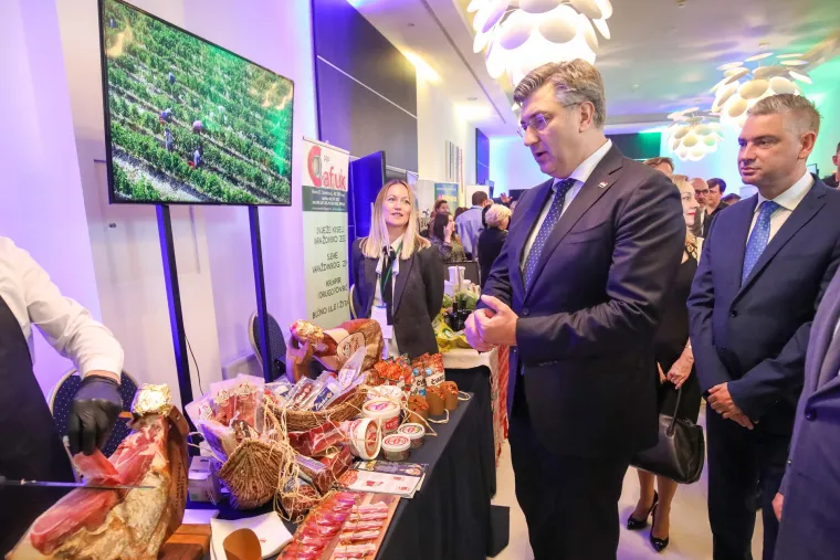 Plenković je baš uživao u degustaciji hrvatskog pršuta i kobasica