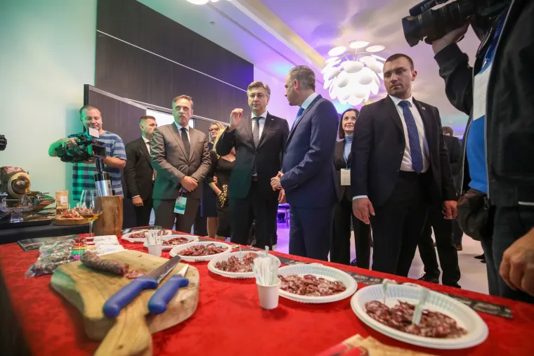 Plenković je baš uživao u degustaciji hrvatskog pršuta i kobasica