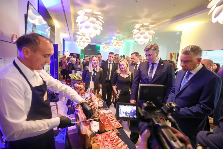 Plenković je baš uživao u degustaciji hrvatskog pršuta i kobasica