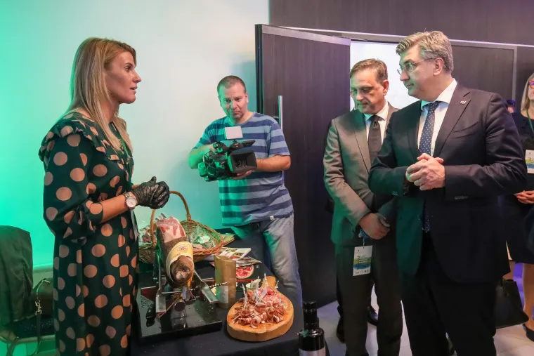 Plenković je baš uživao u degustaciji hrvatskog pršuta i kobasica