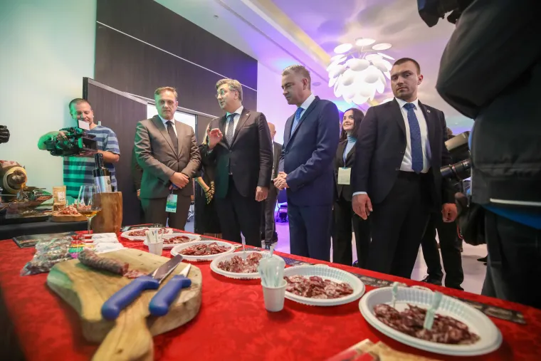 Plenković je baš uživao u degustaciji hrvatskog pršuta i kobasica