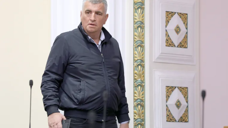 Sinjski gradonačelnik Miro Bulj u tom kraju još je i danas poznat kao Poštar, a taj je nadimak dobio jer je njegova majka Zorka bila domaćica i uzdržavala je dvije muzne krave, a upravo je Bulja pripala zadaća da svakoga jutra kupcima dostavi mlijeko “na poštu”