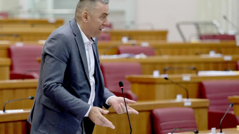 Njegov stranački kolega, Stipo Mlinarić poznatiji je kao Ćipe 