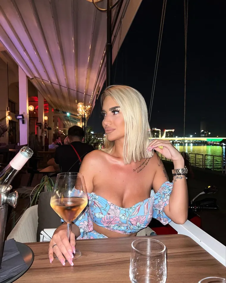 &quot;Pretukao me je jedan čovjek, najbolji prijatelj gazde jednog lokala. Tukao me je jer smo pričali malo glasnije u stanu, ja sam se jedina našla i odgovorila mu, a on me je istukao. Dobila sam takve batine da je neko to čuo i zvao policiju&quot;, potresno je ispričala Aleksandra, koja je još priznala da ih je taj gazda jednom zaključao u stan pet dana da ne bi pobjegle ona i njezine prijateljice. 