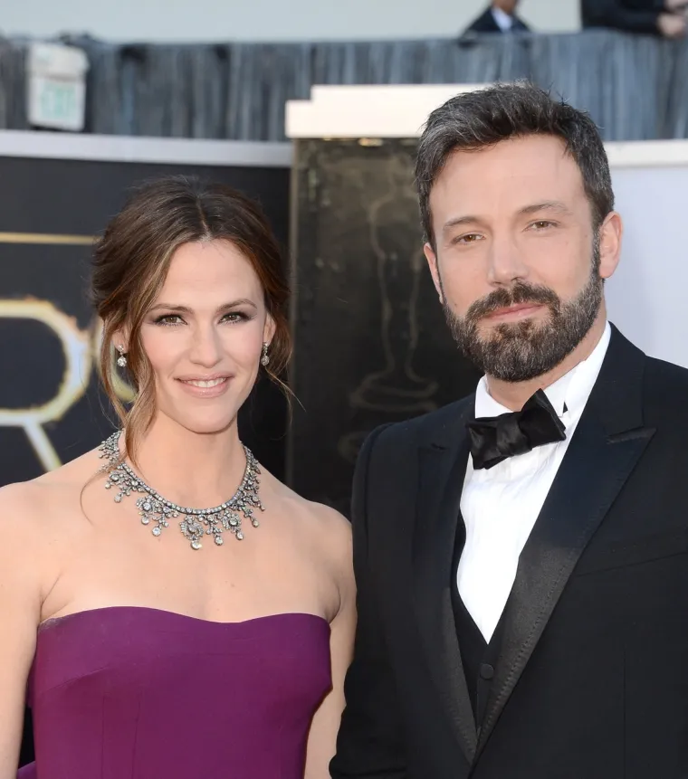 1. Jennifer Garner i Ben Affleck: Nakon 10 godina braka i troje djece (Violet, Seraphina i Samuel), Jennifer Garner i Ben Affleck službeno su podnijeli zahtjev za razvod 2017. “Proći kroz to u javnosti nije ono što je teško, proći kroz to je ono što je teško,” rekla je Garner za The Hollywood Reporter. “Oči moje djece uprte su u mene.”