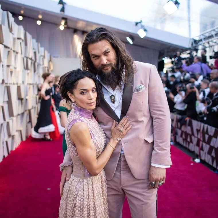 2. Jason Momoa i Lisa Bonet: Jason Momoa i Lisa Bonet šokirali su sve kada su početkom 2022. godine objavili da su odlučili razići se nakon više od 10 godina zajedničkog života. Momoa je više puta izjavio koliko mu je Bonet važna. &quot;Mi smo obitelj, znate&quot;, rekla je zvijezda Aquamana za Access Hollywood. “Imamo dvoje prekrasne djece zajedno. Mi smo obitelj zauvijek.”