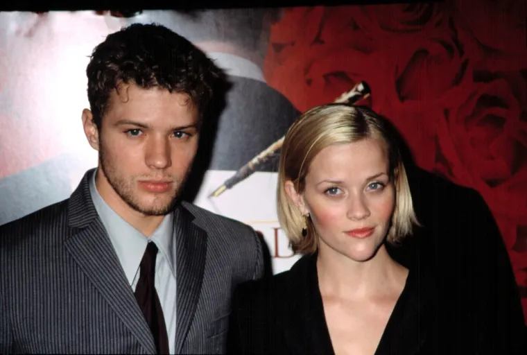6. Reese Witherspoon i Ryan Phillippe: Reese Witherspoon rekla je u intervjuu da ne žali zbog braka s Ryanom Phillippeom, objasnivši da su jednostavno bili premladi kad su se vjenčali. &quot;Radi se o sljedećem poglavlju u vašem životu&quot;, započela je. “Što učiniti kad dođete u 40. godinu, a s 25 ste donijeli odluku da ćete se udati i imati djecu? Udala sam se kad sam imala 23 godine i imala sam 2 djece do svoje 27. Pa ne znam, znaš, ponekad je dobro upoznati sebe.” Nadalje, njih dvoje ostaju posvećeni zajedničkom roditeljstvu svoje dvoje djece i često ih se vidi kako zajedno provode vrijeme kao obitelj.