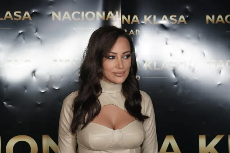 Upozorili smo vas: Zanosna snaha Lepe Brene nam je skoro priredila srčani ubojitim dekolteom