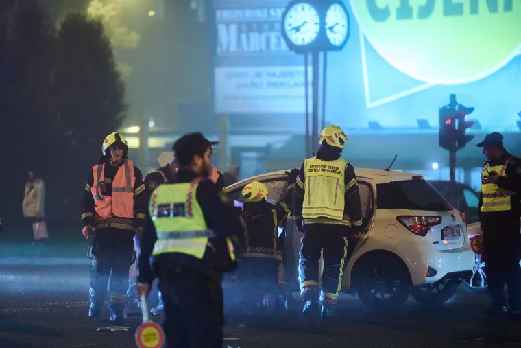 Te&scaron;ka prometna nesreća u Zagrebu, vatrogasci izvlače unesrećene