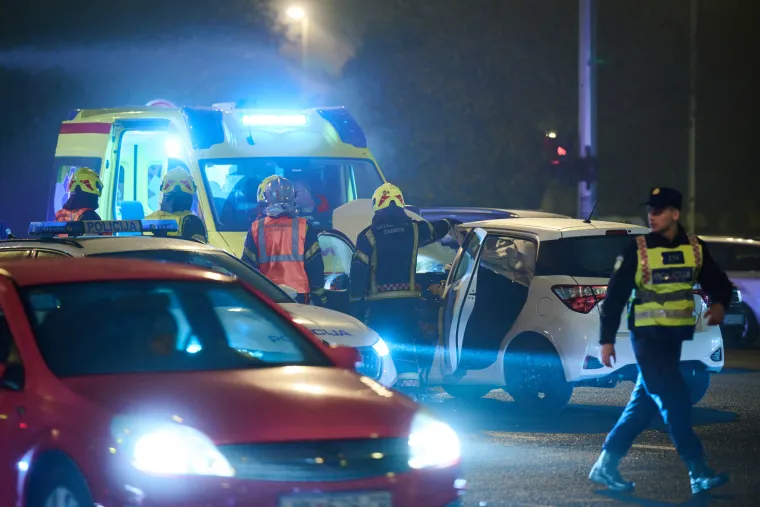 Te&scaron;ka prometna nesreća u Zagrebu, vatrogasci izvlače unesrećene