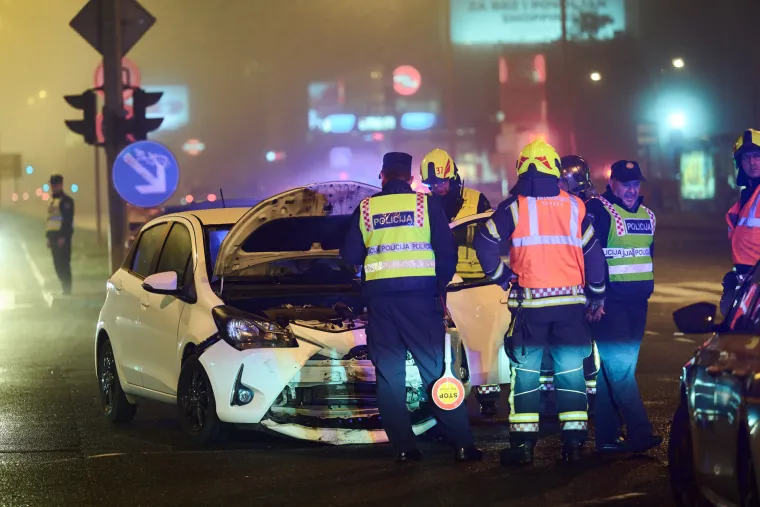 Te&scaron;ka prometna nesreća u Zagrebu, vatrogasci izvlače unesrećene