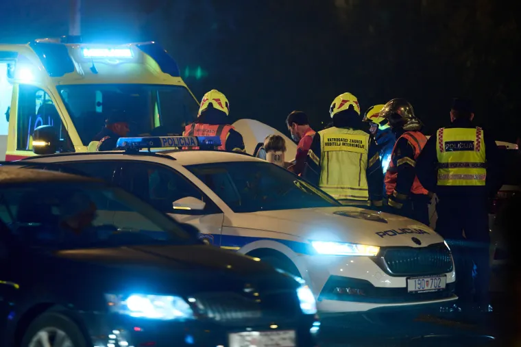 Te&scaron;ka prometna nesreća u Zagrebu, vatrogasci izvlače unesrećene