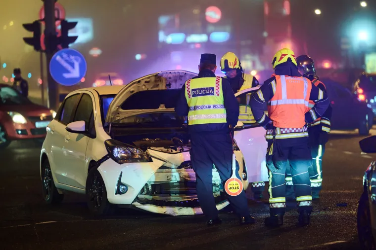 Te&scaron;ka prometna nesreća u Zagrebu, vatrogasci izvlače unesrećene