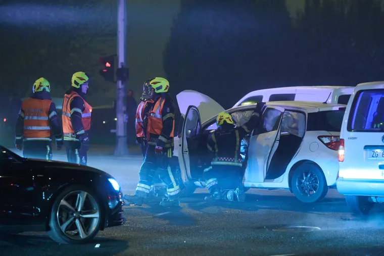 Te&scaron;ka prometna nesreća u Zagrebu, vatrogasci izvlače unesrećene