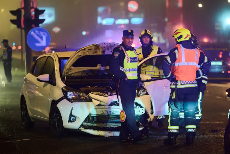 Te&scaron;ka prometna nesreća u Zagrebu, vatrogasci izvlače unesrećene