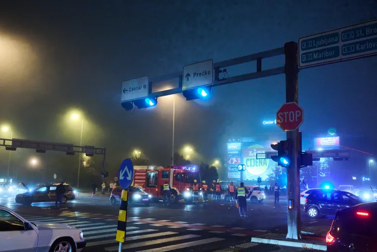 Te&scaron;ka prometna nesreća u Zagrebu, vatrogasci izvlače unesrećene