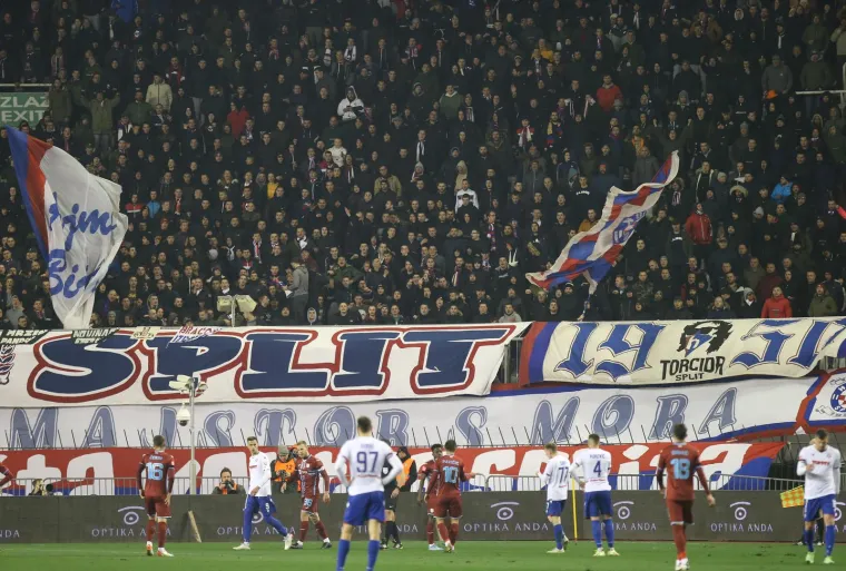 Najvjerniji i najže&scaron;ći navijači Hajduka, Torcida, danas su podržavali svoj klub u utakmici protiv Rijeke ispred 14 tisuća navijača. Hajduk je izgubio 1:3 na svojem terenu i iako mnogi to nisu očekivali, Torcida je svejedno podržavala svoj klub nakon primljenih pogodaka. U drugome poluvremenu mogla se vidjeti i velika bakljada koja je zadimila teren. Armada je također do&scaron;la podržati svoj klub koji je ostvario veliku pobjedu na Poljudu. Osim Rijeke, Armada je podr&scaron;ku iskazala i Ukrajini koja trenutno trpi napade agresorske Rusije. Na tribini su se tako mogle vidjeti istaknute ukrajinske zastave, a na jednoj od njih pisalo je i "Slava Ukrajini".