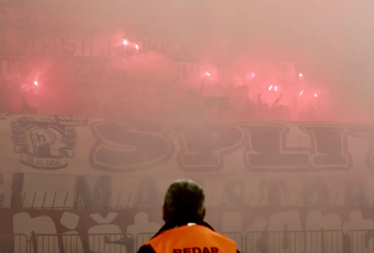 Najvjerniji i najže&scaron;ći navijači Hajduka, Torcida, danas su podržavali svoj klub u utakmici protiv Rijeke ispred 14 tisuća navijača. Hajduk je izgubio 1:3 na svojem terenu i iako mnogi to nisu očekivali, Torcida je svejedno podržavala svoj klub nakon primljenih pogodaka. U drugome poluvremenu mogla se vidjeti i velika bakljada koja je zadimila teren. Armada je također do&scaron;la podržati svoj klub koji je ostvario veliku pobjedu na Poljudu. Osim Rijeke, Armada je podr&scaron;ku iskazala i Ukrajini koja trenutno trpi napade agresorske Rusije. Na tribini su se tako mogle vidjeti istaknute ukrajinske zastave, a na jednoj od njih pisalo je i "Slava Ukrajini".