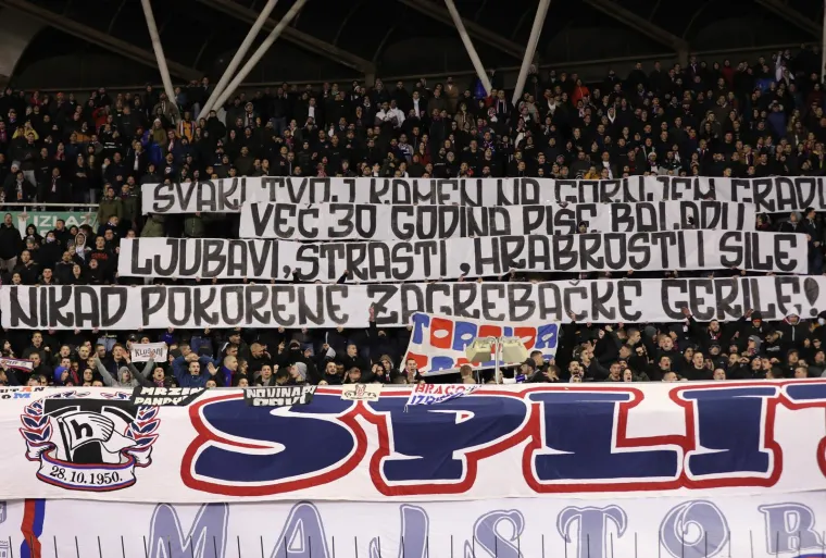 Najvjerniji i najže&scaron;ći navijači Hajduka, Torcida, danas su podržavali svoj klub u utakmici protiv Rijeke ispred 14 tisuća navijača. Hajduk je izgubio 1:3 na svojem terenu i iako mnogi to nisu očekivali, Torcida je svejedno podržavala svoj klub nakon primljenih pogodaka. U drugome poluvremenu mogla se vidjeti i velika bakljada koja je zadimila teren. Armada je također do&scaron;la podržati svoj klub koji je ostvario veliku pobjedu na Poljudu. Osim Rijeke, Armada je podr&scaron;ku iskazala i Ukrajini koja trenutno trpi napade agresorske Rusije. Na tribini su se tako mogle vidjeti istaknute ukrajinske zastave, a na jednoj od njih pisalo je i "Slava Ukrajini".