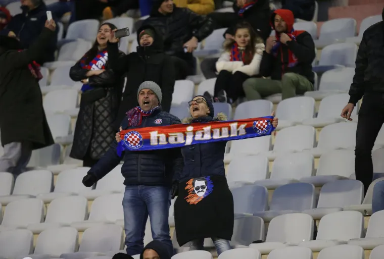 Najvjerniji i najže&scaron;ći navijači Hajduka, Torcida, danas su podržavali svoj klub u utakmici protiv Rijeke ispred 14 tisuća navijača. Hajduk je izgubio 1:3 na svojem terenu i iako mnogi to nisu očekivali, Torcida je svejedno podržavala svoj klub nakon primljenih pogodaka. U drugome poluvremenu mogla se vidjeti i velika bakljada koja je zadimila teren. Armada je također do&scaron;la podržati svoj klub koji je ostvario veliku pobjedu na Poljudu. Osim Rijeke, Armada je podr&scaron;ku iskazala i Ukrajini koja trenutno trpi napade agresorske Rusije. Na tribini su se tako mogle vidjeti istaknute ukrajinske zastave, a na jednoj od njih pisalo je i "Slava Ukrajini".