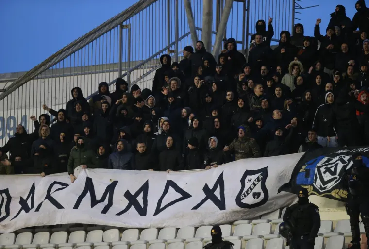 Najvjerniji i najže&scaron;ći navijači Hajduka, Torcida, danas su podržavali svoj klub u utakmici protiv Rijeke ispred 14 tisuća navijača. Hajduk je izgubio 1:3 na svojem terenu i iako mnogi to nisu očekivali, Torcida je svejedno podržavala svoj klub nakon primljenih pogodaka. U drugome poluvremenu mogla se vidjeti i velika bakljada koja je zadimila teren. Armada je također do&scaron;la podržati svoj klub koji je ostvario veliku pobjedu na Poljudu. Osim Rijeke, Armada je podr&scaron;ku iskazala i Ukrajini koja trenutno trpi napade agresorske Rusije. Na tribini su se tako mogle vidjeti istaknute ukrajinske zastave, a na jednoj od njih pisalo je i "Slava Ukrajini".