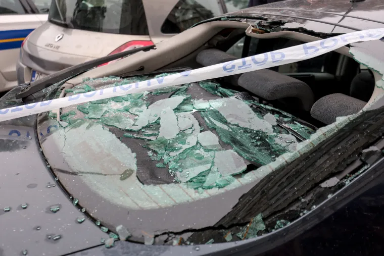 &Scaron;okantne scene policijskog očevida: 64-godi&scaron;njaku palicama razbili auto, a onda ga pretukli i opljačkali