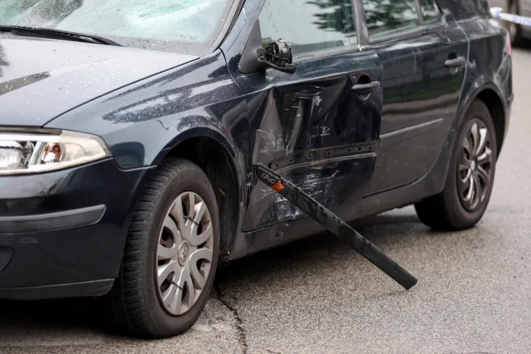 &Scaron;okantne scene policijskog očevida: 64-godi&scaron;njaku palicama razbili auto, a onda ga pretukli i opljačkali