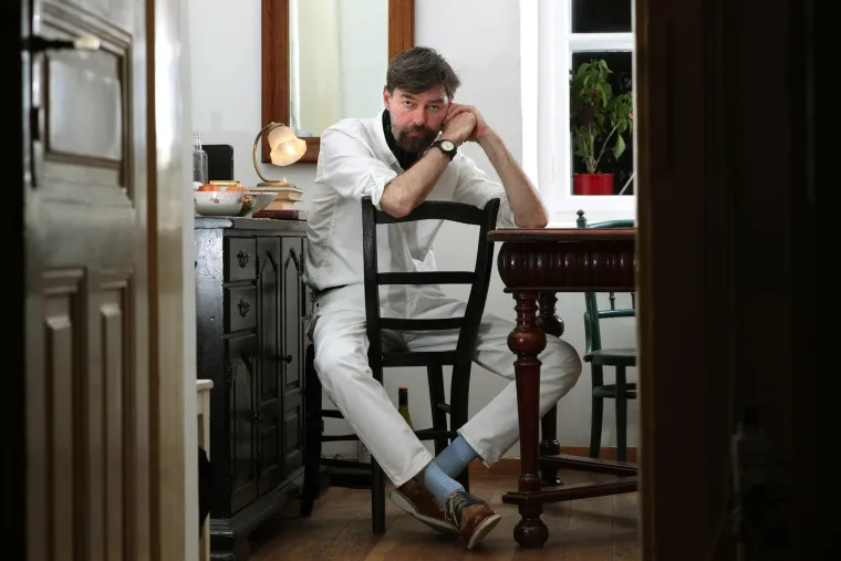 Nola je posljednjih deset godina radio na televizijskom serijalu &quot;Čuvar dvorca&quot; koji se počeo emitirati na HTV-u, a koji govori o radu jugoslavenske tajne službe Udbe osamdesetih godina prošloga stoljeća.