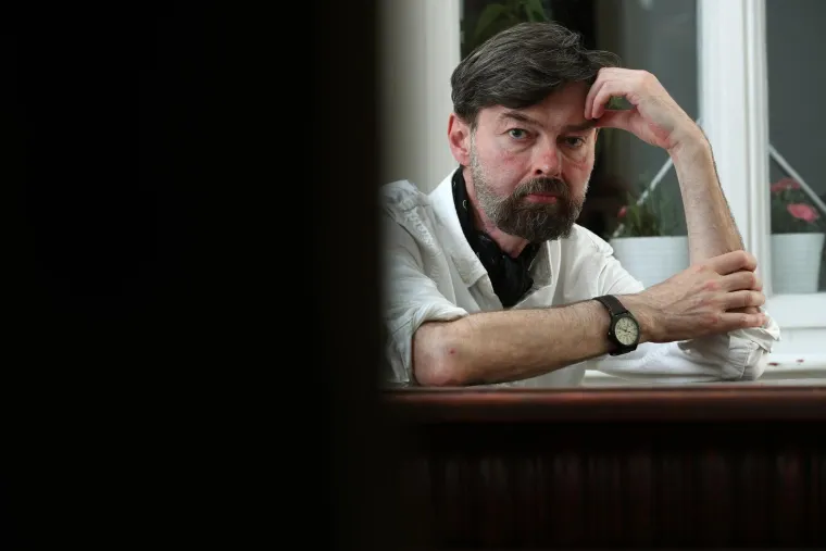 Upravo mu je snimanje &quot;Čuvara dvorca&quot; bio povod da po prvi put progovori o svojim zdravstvenim problemima. &quot;Nije da me se baš ne čuje, no lakše mi je pisati nego govoriti&quot;, kazao je za Gloriju, dodavši da &quot;neće dopustiti da mu život vrti oko bolesti&quot;.