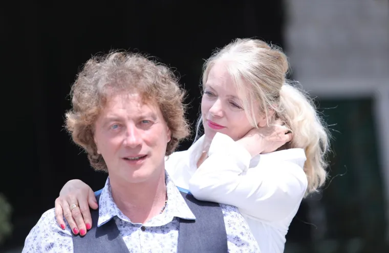 Vjekoslava i Tonči upoznali su se kad je njoj bilo samo 16 godina, a njemu 18. Vjekoslava je tada išla u gimnaziju, a Tonči je već svirao s grupom Dalmatinski magazin.