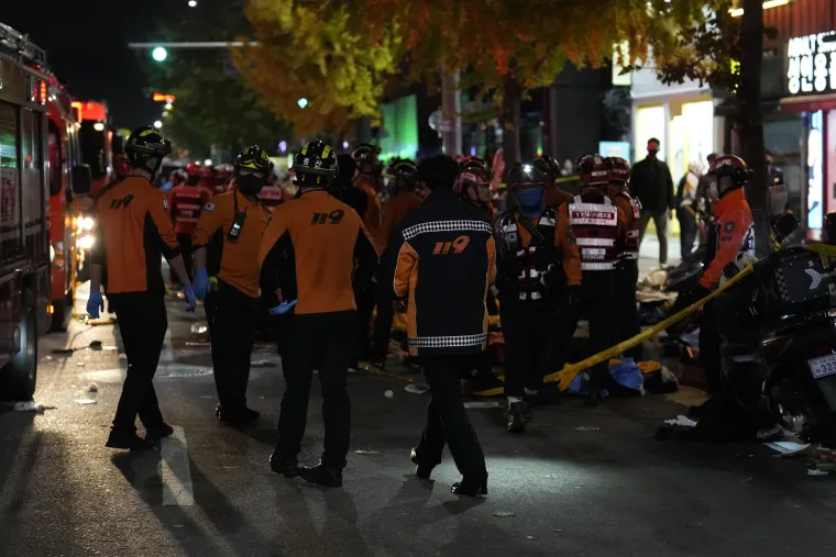 Vatrogasci, hitne službe i mrtvozornici na ulicama Seula. Traje potraga za žrtvama