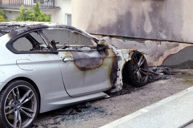 Kad vidiš ovo, dođe ti muka: Blizu zagrebačkog Maksimira izgorio skupocjeni BMW! Oštećena fasada i prozori kuće