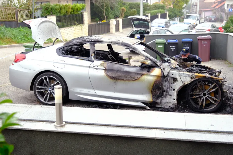 U noći buknuo BMW, plamen zahvatio i fasadu. Ovako to izgleda jutros
