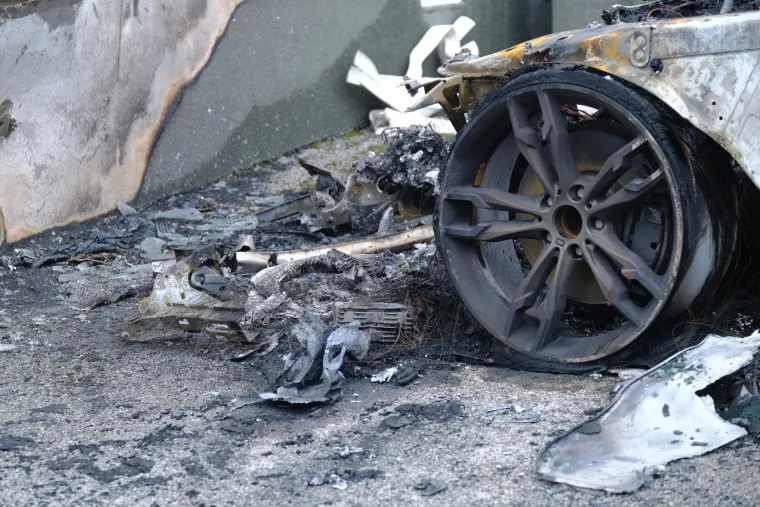 U noći buknuo BMW, plamen zahvatio i fasadu. Ovako to izgleda jutros