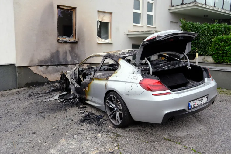 U noći buknuo BMW, plamen zahvatio i fasadu. Ovako to izgleda jutros