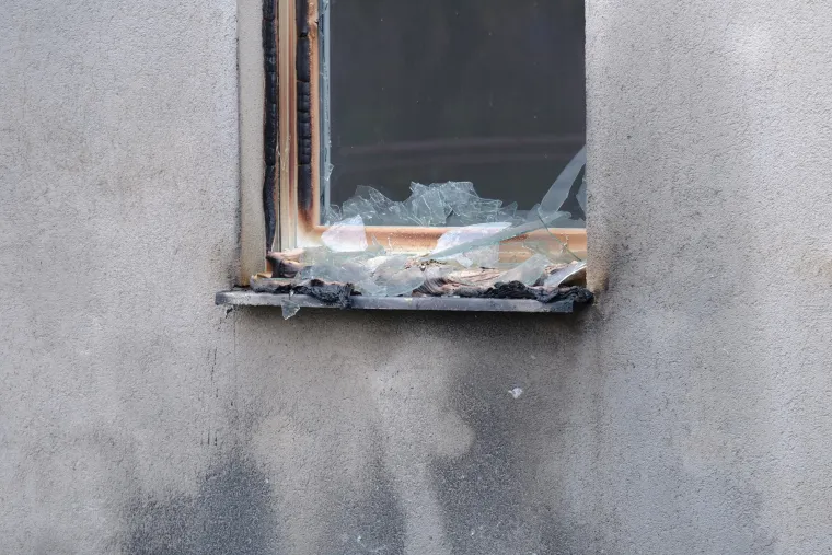 U noći buknuo BMW, plamen zahvatio i fasadu. Ovako to izgleda jutros