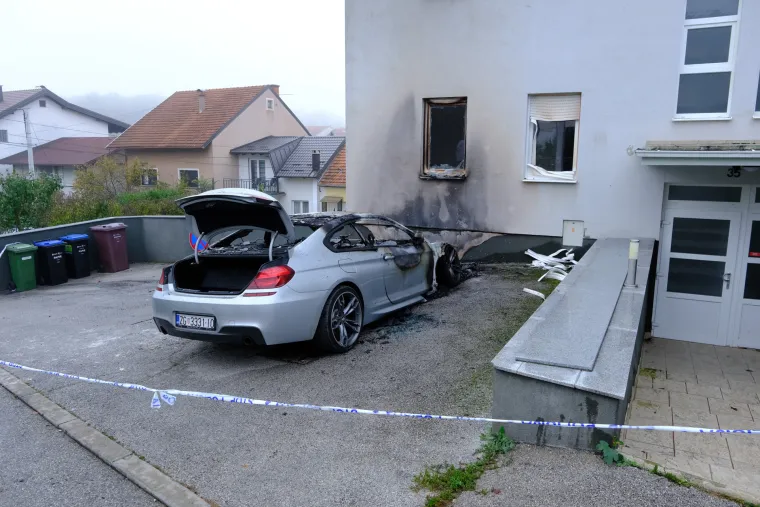 U noći buknuo BMW, plamen zahvatio i fasadu. Ovako to izgleda jutros