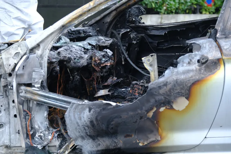 U noći buknuo BMW, plamen zahvatio i fasadu. Ovako to izgleda jutros