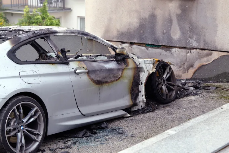 U noći buknuo BMW, plamen zahvatio i fasadu. Ovako to izgleda jutros