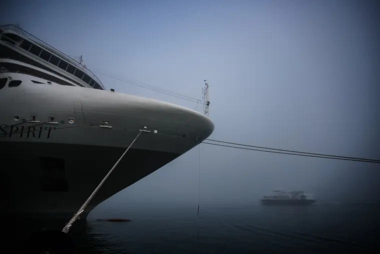 Magla opkolila Zadar, luksuznom kruzeru vide se tek konture