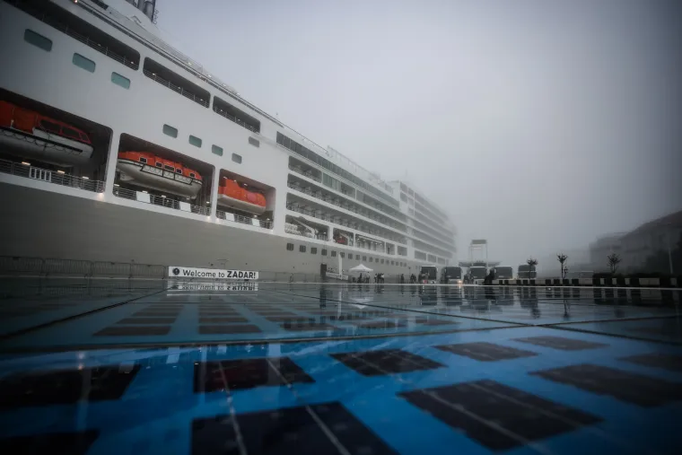 Magla opkolila Zadar, luksuznom kruzeru vide se tek konture