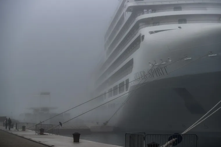 Magla opkolila Zadar, luksuznom kruzeru vide se tek konture